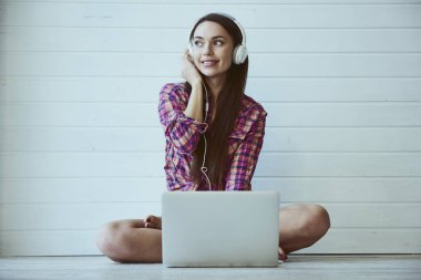 dizüstü bilgisayar ile kız