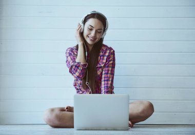 dizüstü bilgisayar ile kız