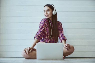 dizüstü bilgisayar ile kız