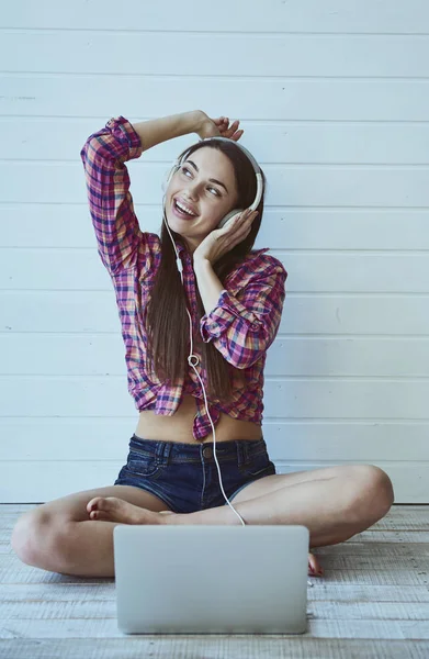 Ragazza con computer portatile — Foto Stock