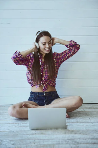 Ragazza con computer portatile — Foto Stock