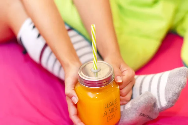 Beber Jugo Naranja Fresco Cama Que Tengas Buen Día —  Fotos de Stock