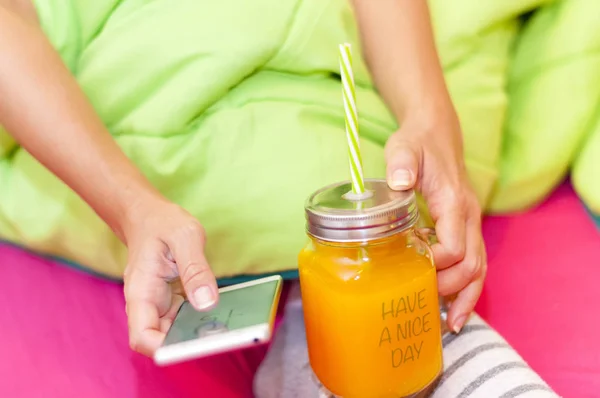 Пити Свіжий Апельсиновий Сік Дивитися Мобільний Телефон Ліжку — стокове фото