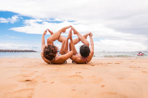 Personers Acro Yoga Træning Stranden Lotus Udgør - Stock-foto