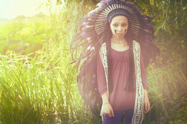 Kızılderili Başlıklı Genç Bir Amerikan Kadını Rouche Uzun Otların Sağında — Stok fotoğraf