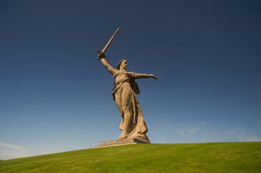 Çimlerle kaplı bir arazinin üstünde uçan bir insan.