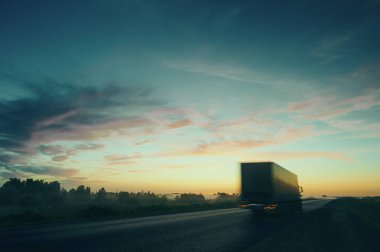 Arka planda bir günbatımı