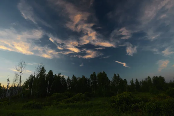 Kırmızı ve mavi gökyüzü olan beyaz bir işaret.