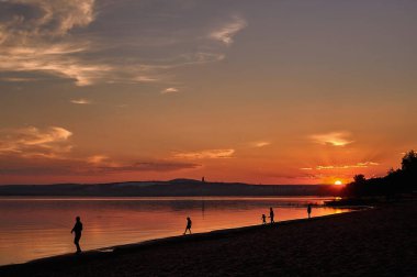 Bir su kütlesinin üzerinde gün batımı
