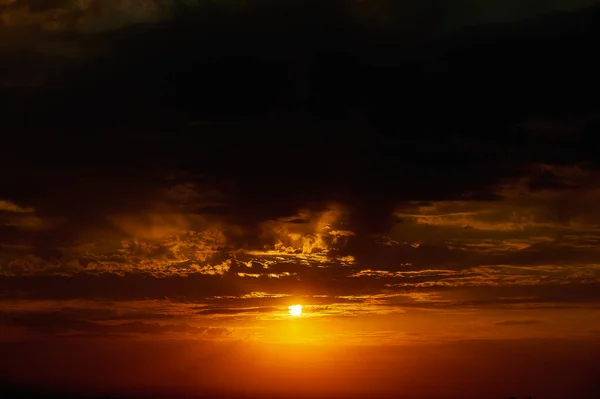 Et tegn foran en solnedgang - Stock-foto