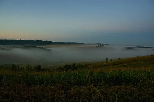 Um sinal acima de um campo gramado — Fotografia de Stock