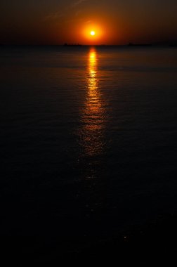 Bir su kütlesinin önünde bir işaret.