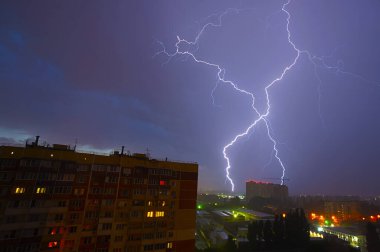 Gece aydınlık bir şehir