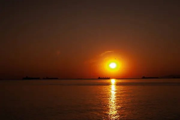 Un coucher de soleil sur un plan d'eau — Photo