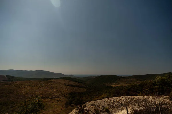 Um sinal no lado de uma montanha — Fotografia de Stock