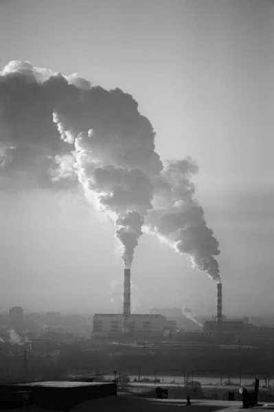 Pollution atmosphérique deux tuyaux fument — Photo