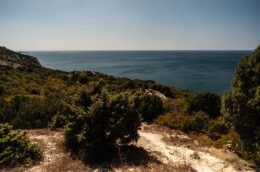 Tepenin kenarında bir tabela