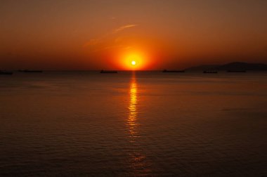 Bir su kütlesinin üzerinde gün batımı
