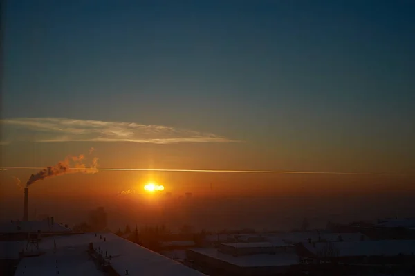 Ein Flugzeug mit Sonnenuntergang im Hintergrund — Stockfoto