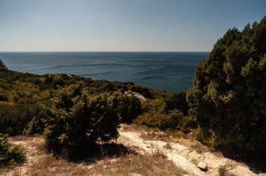 Tepenin kenarında bir tabela