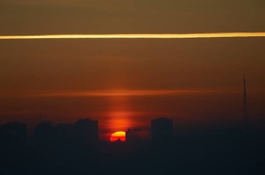 Gün batımının önünde bir işaret