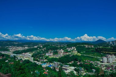 Arka plandaki dağlara bakan şehir ve mavi bloklar