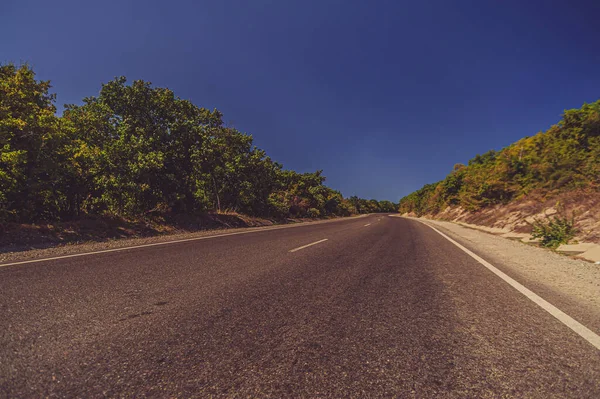 Yol kenarında bir tabela.