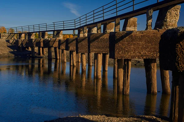 Мост через водоем — стоковое фото