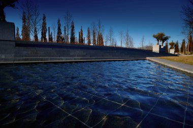 Rampanın kenarında kaykay süren biri.