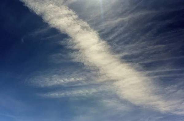 Um close de nuvens no céu — Fotografia de Stock