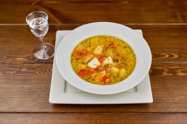 Masada bir tabak yemek.