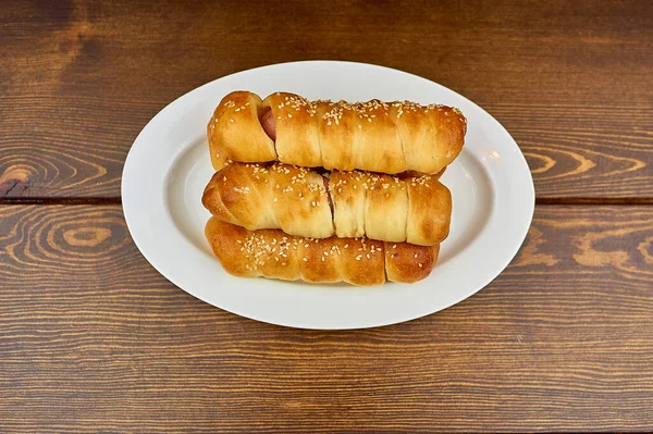 Masada bir tabak yemek.