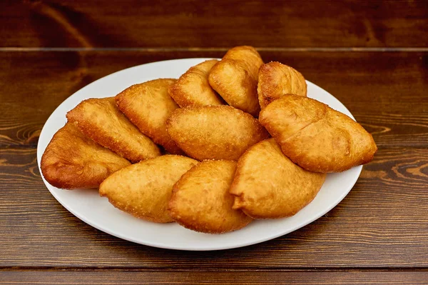 Masada bir tabak yemek.