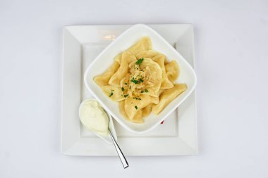 Beyaz arka planda ekşi kremalı hamur tatlısı.