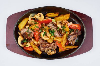 Patates ve biberli sıcak tava.