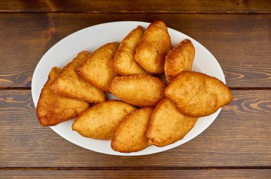 Masada bir tabak yemek.