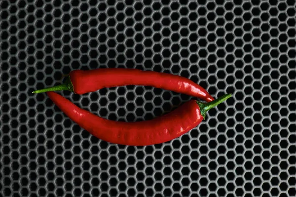 Dos chiles picantes sobre un fondo oscuro — Foto de Stock