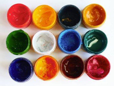 Açık arkaplandaki çok renkli boyaları yukarıdan yatay olarak kapatır