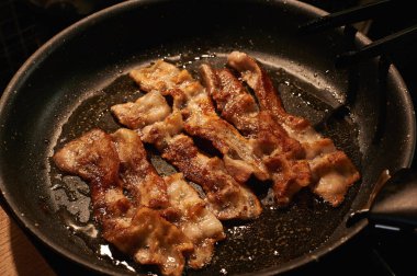 Üst yatay olarak yakın planda kızarmış domuz pastırması. 