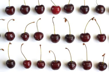 Kırmızı kiraz beyaz arkaplanda yatay olarak yatar