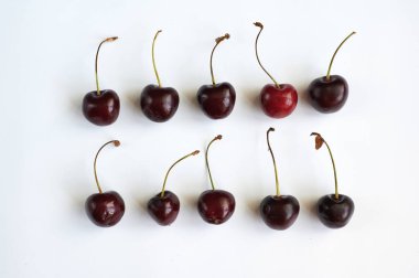 Kırmızı kiraz beyaz arkaplanda yatay olarak yatar