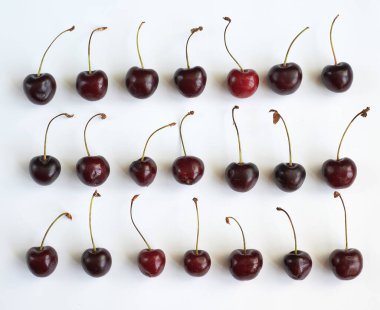 Kırmızı kiraz beyaz arkaplanda yatay olarak yatar