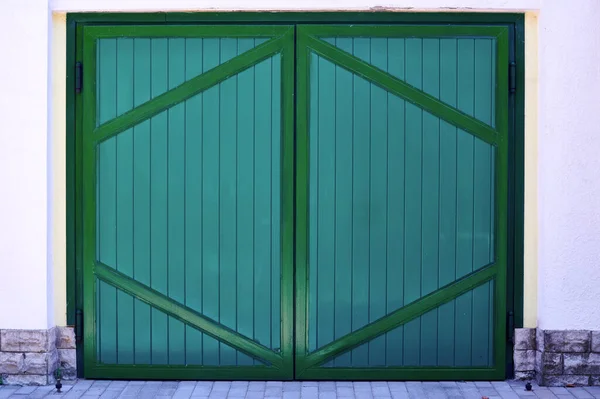 Big green door gate background for writing texts horizontally close up — Stock Photo, Image