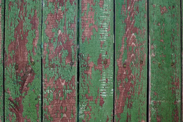 Tło starego drewnianego ogrodzenia z zieloną popękaną farbą do pisania tekstów — Zdjęcie stockowe