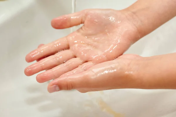 Washing childrens hands under the tap. No COVID-19 — Stock Photo, Image