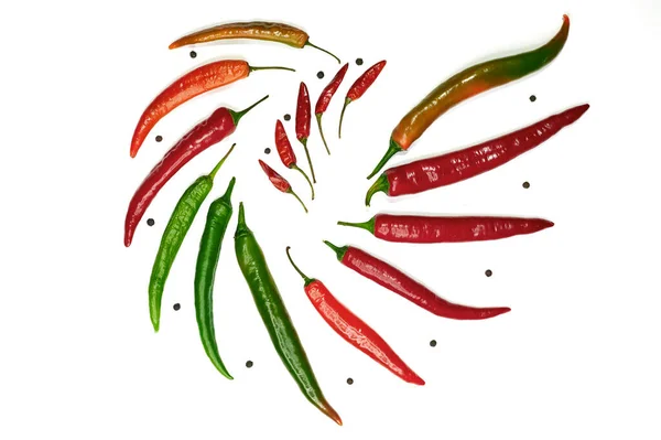 Close-up hete chili peper in het midden top op een lichte achtergrond — Stockfoto