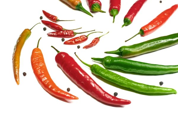 Chili quente em um fundo branco close-up em um círculo do lado superior — Fotografia de Stock