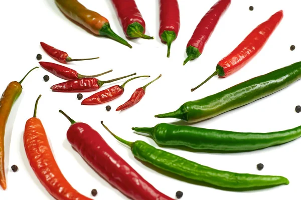 Primer plano chile picante grande y pequeño en un círculo en la parte superior del lado — Foto de Stock