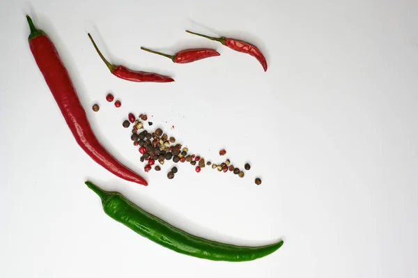 Chile pimiento picante 4 tipos primer plano sobre un fondo claro — Foto de Stock