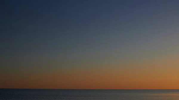 Beau ciel et ligne de ciel de mer noire au coucher du soleil — Photo